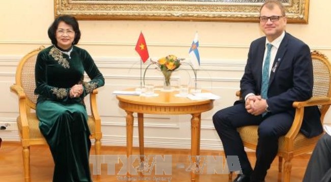 Вице-президент Вьетнама Данг Тхи Нгок Тхинь (слева) и Премьер-министр Финляндии Юха Сипиля. Фото: VNA