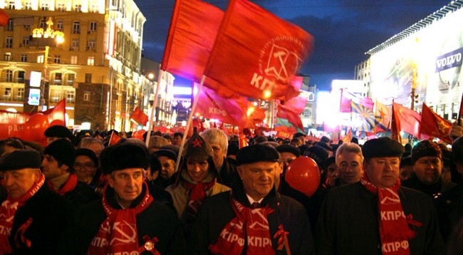 Г.А. Зюганов (в центре) в митинге в честь 90-летия Великой Октябрьской социалистической революции. Фото: kprf.ru