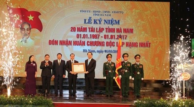 Президент Чан Дай Куанг вручил орден Независимости Первой степени провинции Ханам.