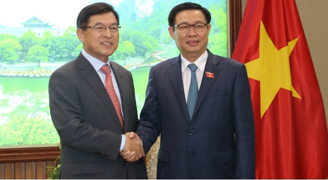 Вице-премьер Вьетнама Выонг Динь Хюэ (справа) и Генеральный директор «Samsung Complex Vietnam» Шим Вонхван. Фото: VGP