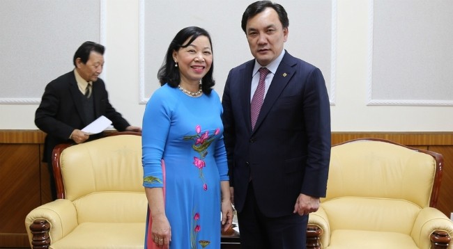 Посол Вьетнама в Монголии Доан Тхи Хыонг (слева) и Министр продовольствия, сельского хозяйства и легкой промышленности Монголии Б. Батзориг. Фото: montsame.mn