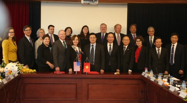 Представители Федерации вьетнамских адвокатов и Американской ассоциации юристов фотографируются на память. Фото: lsvn.vn 