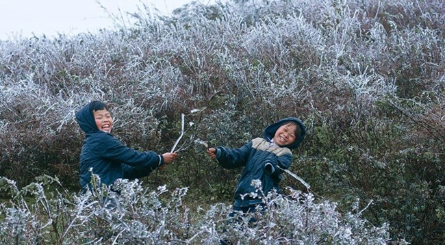 Горные дети с радостью играют с снегом. Фото: danviet.vn