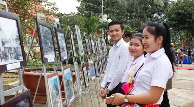 Лаосские студенты, обучающиеся в провинции Контум, рассматривают работы на выставке. Фото: Динь Ши Тао