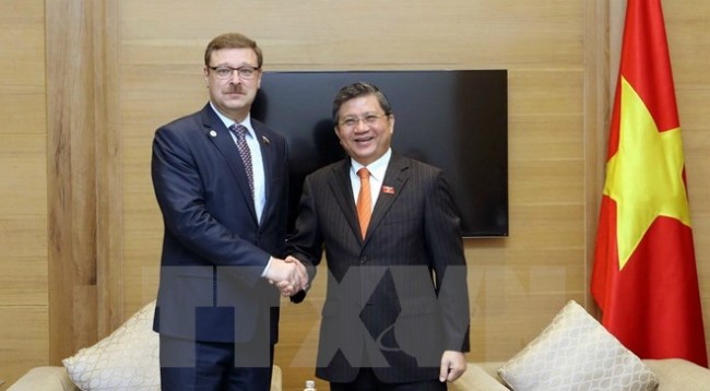 Председатель Комитета НС Вьетнама по внешним связям Нгуен Ван Зяу (справа) и Председатель Комитета СФФС РФ по международным делам Константин Иосифович Косачев. Фото: VNA