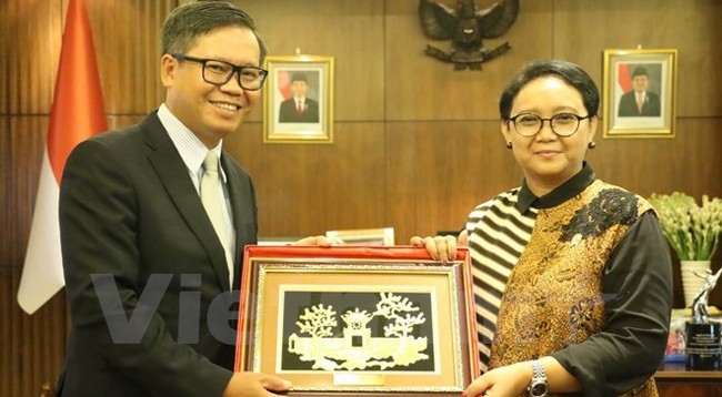 Посол Вьетнама в Индонезии Хоанг Ань Туан (справа) и Министр иностранных дел Индонезии Ретно Марсуди. Фото: vietnamplus.vn
