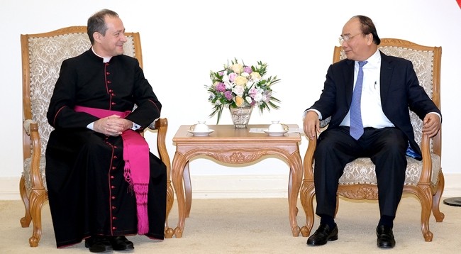 Премьер-министр Нгуен Суан Фук (справа) и первый замсекретаря Ватикана по отношениям с государствами Антуана Камиллери. Фото: VGP