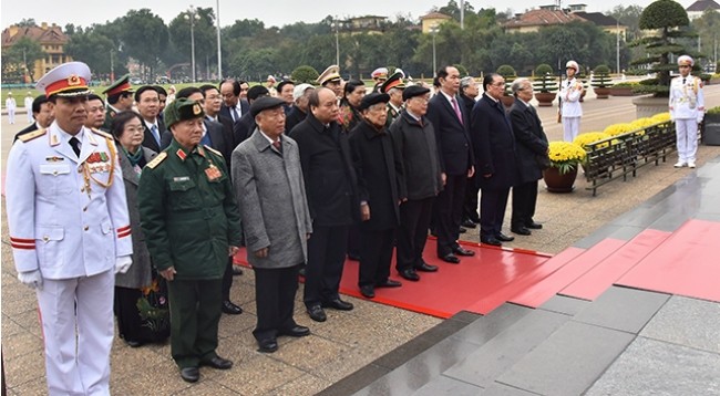 Делегация Партии, Государства и Отечественного фронта Вьетнама почитает память Президента Хо Ши Мина. Фото: Зюи Линь