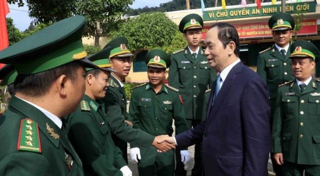 Президент Вьетнама Чан Дай Куанг посещает офицеров и солдат пограничной заставы Рокой. Фото: VNA