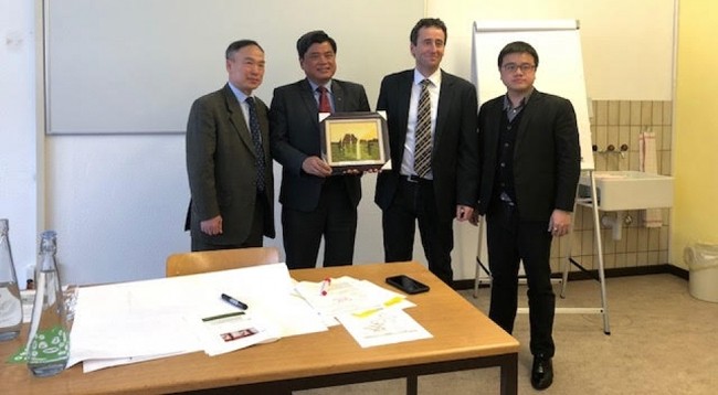 Посол Вьетнама в Швейцарии Фам Хай Банг (слева) и Заместитель министра Чан Тхань Нам (второй слева) фотографируются с швейцарскими партнерами. Фото: baoquocte.vn