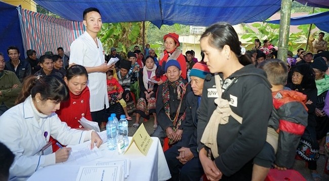 Врачи Центральной больницы легких Вьетнама проводят бесплатный медосмотр жителям одной из общин провинции Тханьхоа. 