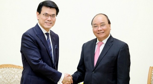 Премьер-министр Вьетнама Нгуен Суан Фук (справа) и глава Управления торгово-экономического развития Гонконга (Китай) Цю Дэнхуа. Фото: VGP