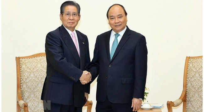  Премьер-министр Вьетнама Нгуен Суан Фук (справа) и Советник Премьер-министра Японии Синдзо Абэ Исао Иидзима. Фото: VNA