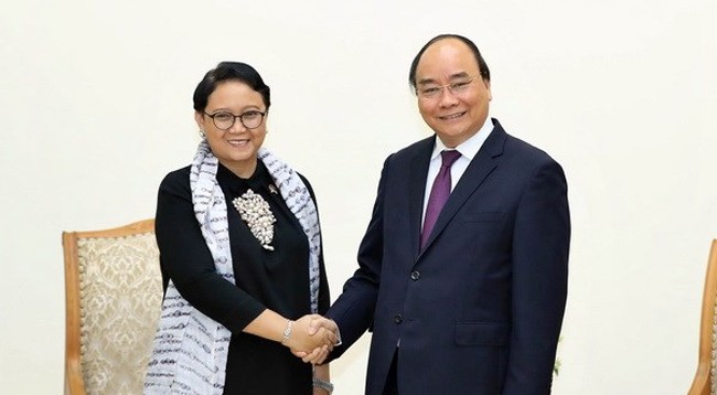 Премьер-министр Вьетнама Нгуен Суан Фук (справа) и Министр иностранных дел Индонезии Ретно Марсуди. Фото: VNA
