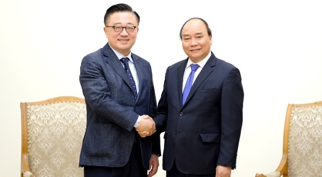 Премьер-министр Вьетнама Нгуен Суан Фук (справа) и Генеральный директор корпорации «Samsung» Донг Джин Ко. Фото: VGP